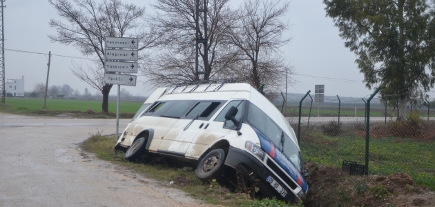 Tarım işçilerini taşıyan minibüs ile otomobil çarpıştı: 10 yaralı