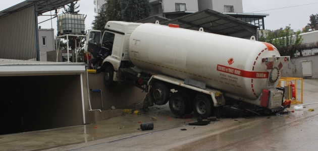 Freni boşalan LPG tankeri duvarda asılı kaldı
