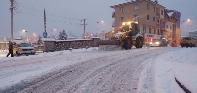 Bozkır Belediyesi çalışanlarının kar mesaisi