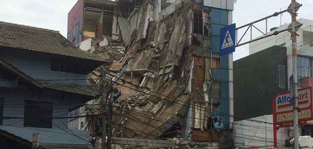 Endonezya’da 4 katlı bina çöktü