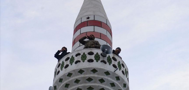 Köylüler telefon görüşmesi yapabilmek için minare önünde sıraya giriyor
