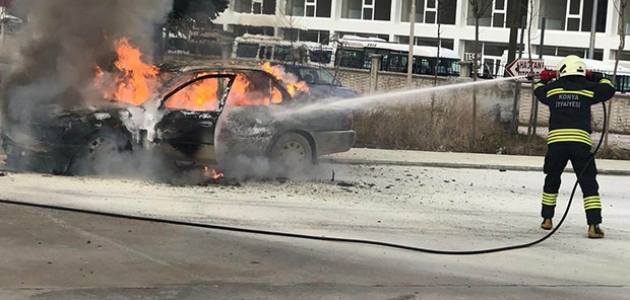 Konya’da hastane bahçesinde otomobil alev alev yandı