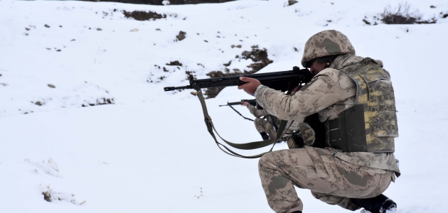 PKK’da sorumlu düzeydeki terörist silahı ve telsiziyle teslim oldu