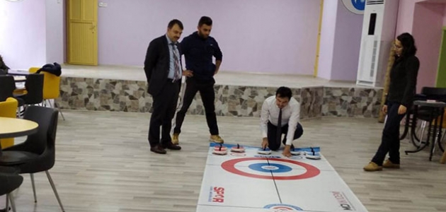 Derebucak’ta öğrenciler “floor curling“ sporu ile tanıştı