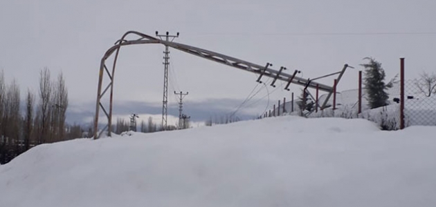 Konya’da kar yağışı nedeniyle elektrik nakil hatları devrildi