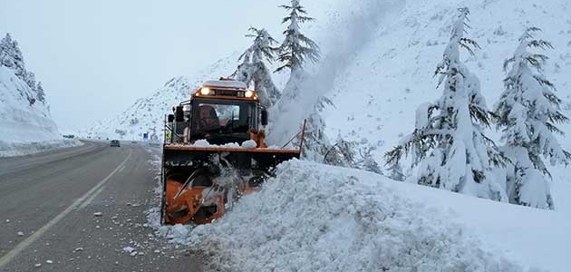 Konya Antalya karayolunda kar temizliği devam ediyor