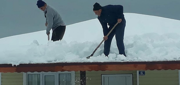 Beyşehir’de vatandaşlar çatılara çıkarak kar küremeye başladı