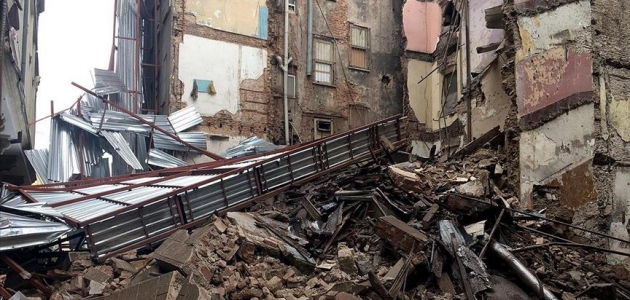 Beyoğlu’nda metruk bina yıkıldı