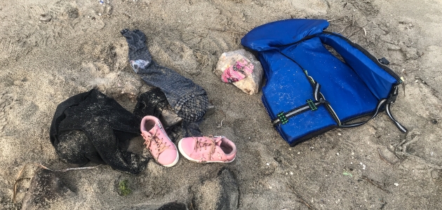 Teknenin batması sonucu ölen çocuklardan geriye ayakkabıları kaldı