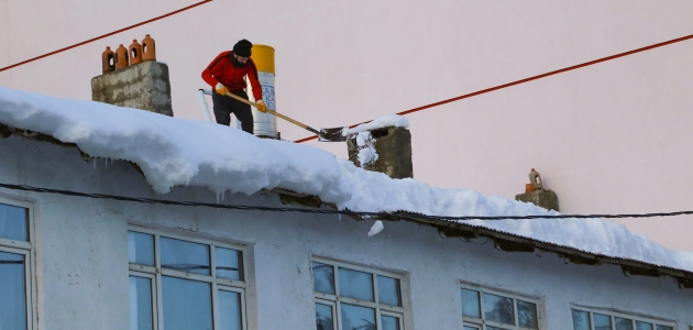 Hadim’de çatılar kardan temizleniyor
