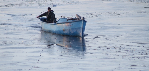 Beyşehir Gölü’nde balıkçıların buzlu ağlar arasında ekmek mücadelesi