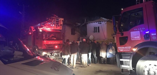 İki katlı evde çıkan yangında 4 kişi öldü, 3 kişi yaralandı