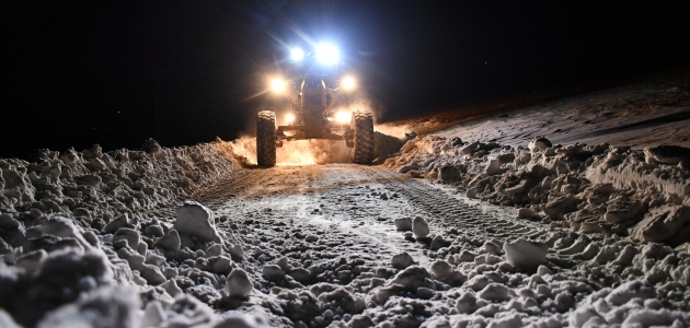 2 bin rakımlı dağ köyü yollarını kar timleri ulaşıma açtı