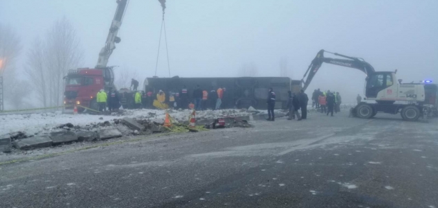 Konya-Isparta yolunda yolcu otobüsü devrildi: 33 yaralı