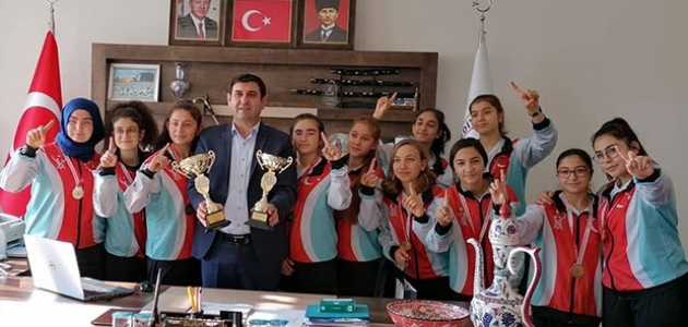 Hüyük Belediye Başkanı Çiğdem, Konya şampiyonu filenin sultanlarını kabul etti