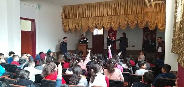 Jandarma öğrencilere mesleklerini tanıttı