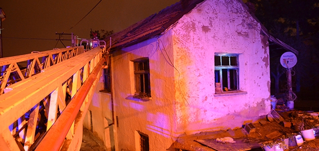 Karaman’da iki katlı ev yandı