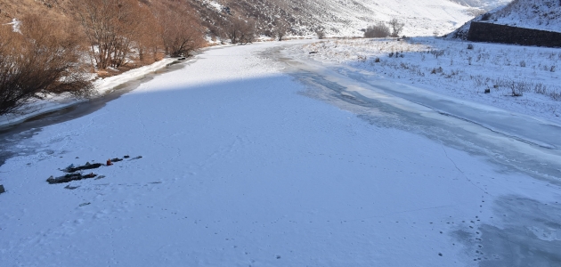 Kars’taki eski HES baraj gölü yüzeyi dondu