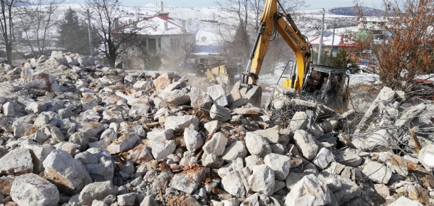 Bozkır’da metruk binalar yıkılıyor