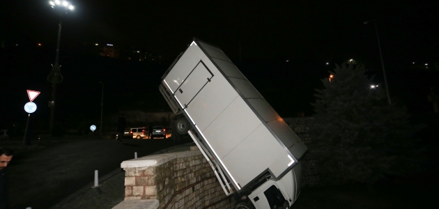 Kontrolden çıkan kamyonet parkın duvarında asılı kaldı