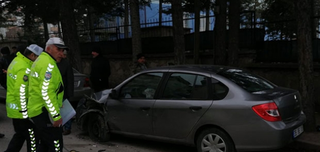 Konya’da otomobil park halindeki araçlara çarptı: 3 yaralı