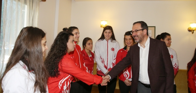 Gençlik ve Spor Bakanı Kasapoğlu, Antalya’da kamp yapan sporcularla buluştu
