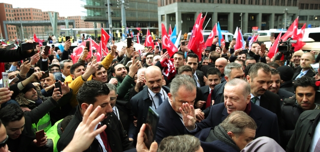 Cumhurbaşkanı Erdoğan Berlin’de Türklerin sevgi gösterileriyle karşılandı