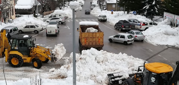 Derebucak’ta yol kenarlarında biriken kar yığınları temizleniyor