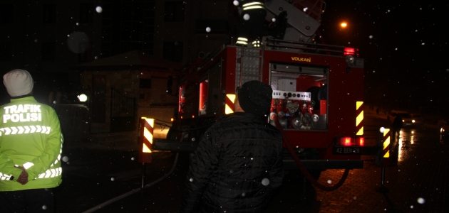 Konya’da 4 katlı binanın çatısında yangın çıktı