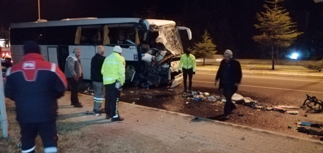 Yolcu otobüsü tıra çarptı: 16 yaralı