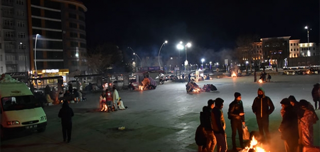 Depremden etkilenen Elazığ’da çok sayıda aile geceyi dışarıda geçirdi