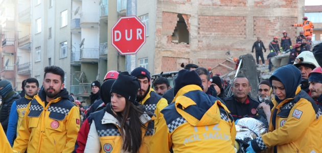 Elazığ’da depremde yıkılan binanın enkazından bir kadın 19 saat sonra kurtarıldı