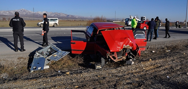 Konya’da otomobil elektrik panosuna çarptı: 6 yaralı