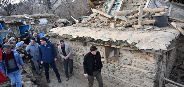 Bakan Kurum depremin vurduğu Çevrimtaş köyünde inceleme yaptı