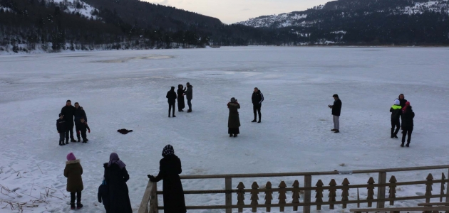 Tatilciler buz tutan Abant Gölü’nün üzerinde yürüdü