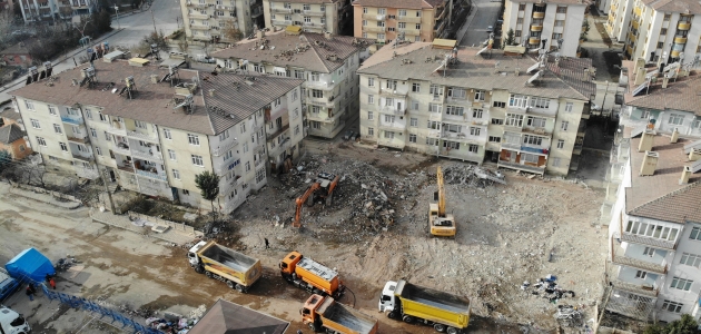 10 kişinin hayatını kaybettiği Dilek apartmanında enkaz çalışması