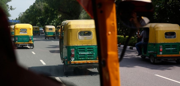 Hindistan’da otobüs ile ’tuk tuk’ çarpıştı: 27 ölü