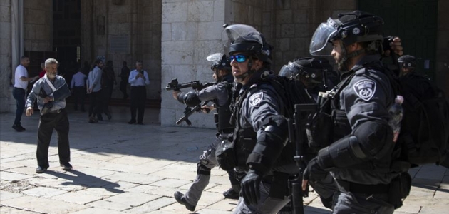 İsrail polisi Mescid-i Aksa’da cemaate saldırdı: 10 yaralı
