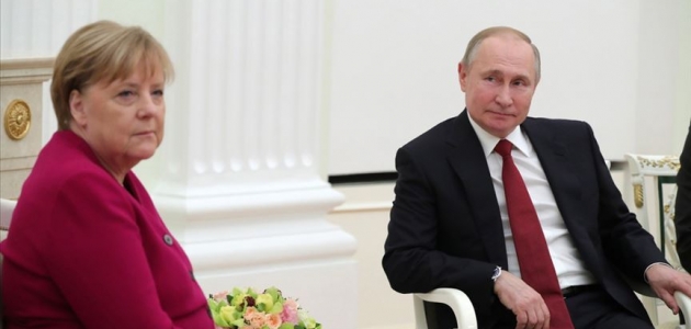 Putin ve Merkel Libya krizini görüştü