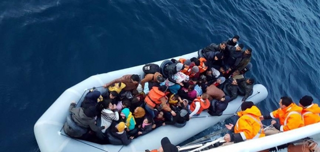 Ayvacık açıklarında durdurulan iki lastik botta 78 düzensiz göçmen yakalandı