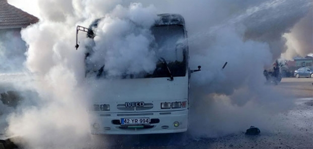Konya’da seyir halindeki minibüs yandı