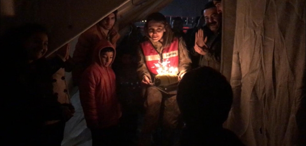 Kadın jandarma personeli, depremzede çocuğa doğum günü sürprizi yaptı