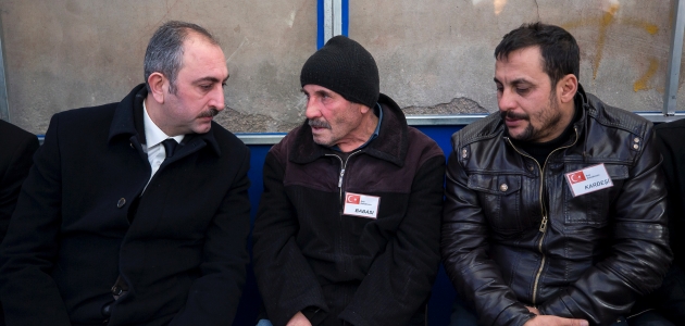 Adalet Bakanı Gül’den Gaziantep’te şehit ailesine taziye ziyareti