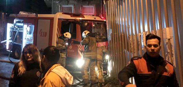 İstanbul’da, yokuş aşağı kayan itfaiye aracının çarptığı 3 kişi yaralandı