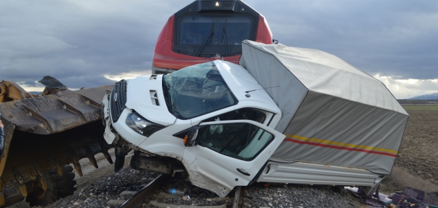 Konya-Afyonkarahisar seferini yapan yük treni kamyonete çarptı