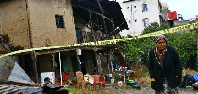 Adana’da, oturduklerı ev kısmen yağıştan çöken aile otele yerleştirildi