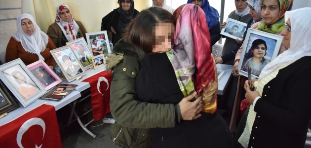 Teröristlerden kaçıp güvenlik güçlerine teslim olan kız Diyarbakır annelerini ziyaret etti