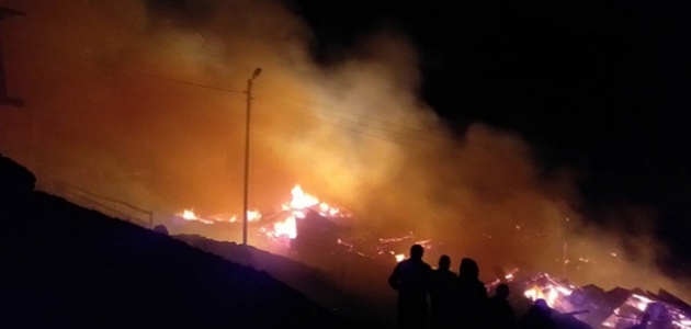 Erzurum’da yangın:  3 ev ile ahır ve samanlıklar yandı