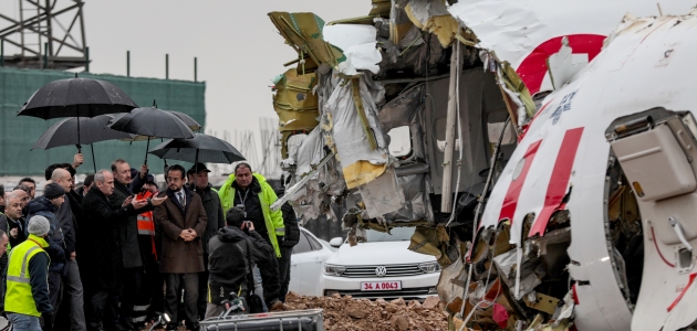 Ulaştırma ve Altyapı Bakanı Turhan uçak enkazında incelemelerde bulundu