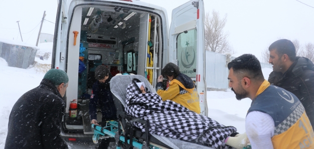 Kar ve tipide felçli kadını 4 saatte hastaneye ulaştırdılar